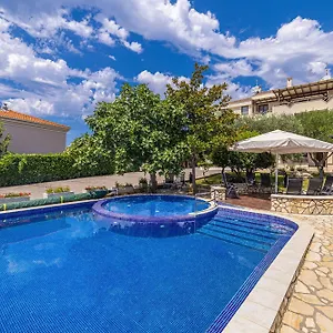 Haya With Heated Pool Appartement